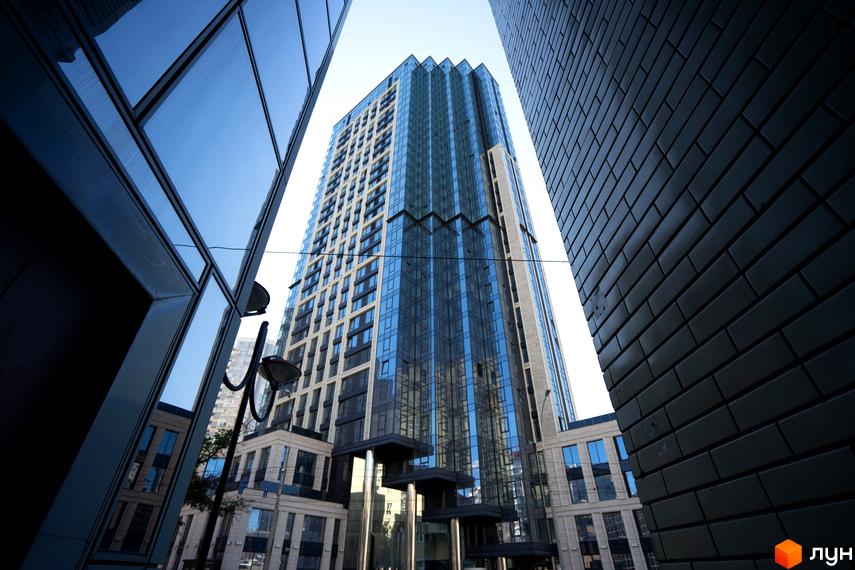 A136 Highlight Tower – висотна будівля зі світлими елементами та скляним фасадом, що відбиває небо. Зображення показує комплекс у міському оточенні.