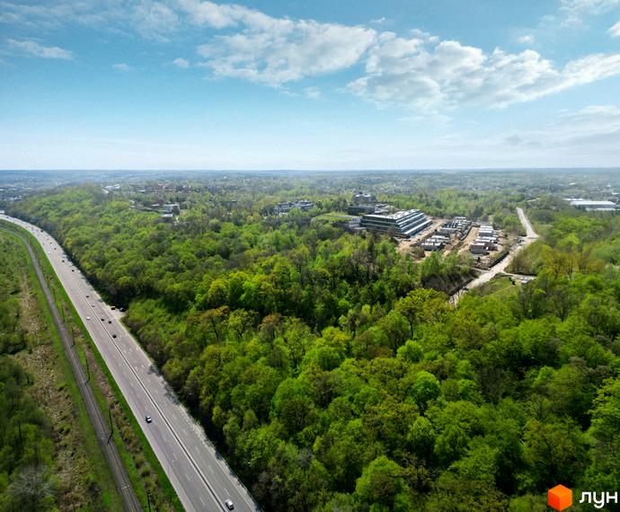 Аерофотозйомка житлового комплексу Lion Hills Villas, що розташований серед зелених насаджень біля сучасної автомагістралі.