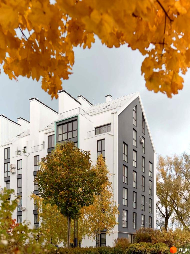 Житловий комплекс City Lake з сірою та білою фасадною частиною, вікнами та осінніми деревами на прибудинковій території.