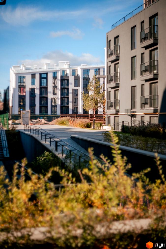 Житловий комплекс City Lake: фасади будинків з балконами та вікнами, прибудинкова територія з деревами та кущами.