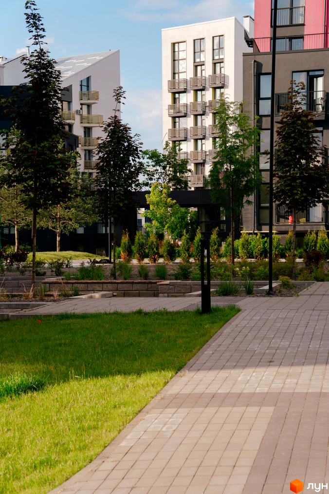 Житловий комплекс City Lake: фасади будинків з балконами та прибудинкова територія з зеленими насадженнями та доріжками.