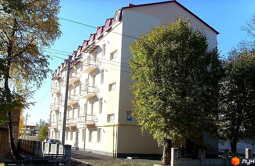 Зовнішній вигляд будинку на вул. Якова Шепеля, 23б, з балконами та прибудинковою територією з деревами.