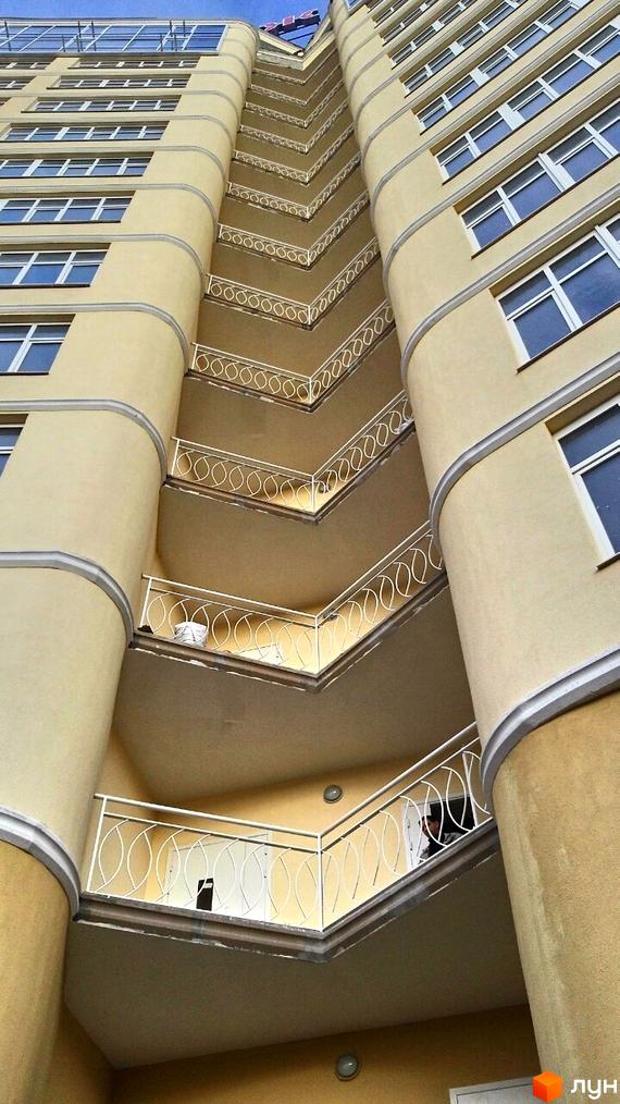 Зовнішній вигляд новобудови ЖК Париж: висотна будівля з балконами та вікнами. Зовнішній вигляд будинку з різних ракурсів.