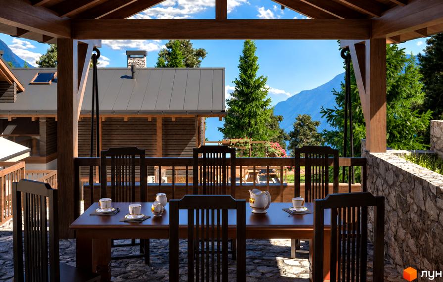 Вид з критої тераси Таунхаус Swiss Chalet на будинок з дерев'яним оздобленням та сірим дахом, на тлі гір та хвойних дерев.