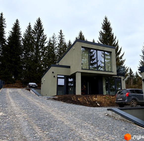 Котеджне містечко Solomon Residence: фасад будинку з панорамними вікнами, бруківка на під'їзній дорозі та припарковані автомобілі.
