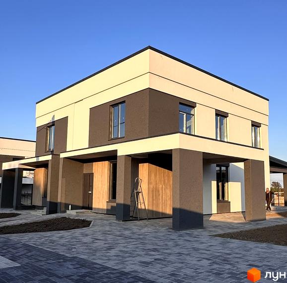 Котеджне містечко Dibrova Park: двоповерховий будинок з терасою та плиткою на подвір'ї.