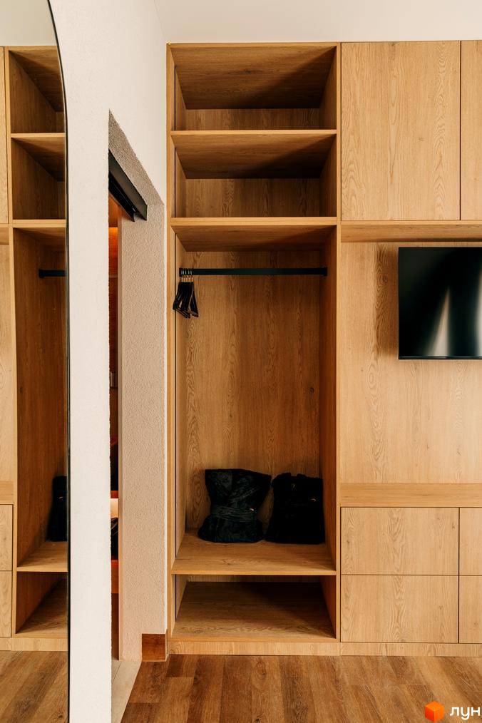 Котеджне містечко Fomich Estates з дерев'яними меблями та вбудованою шафою в кімнаті.