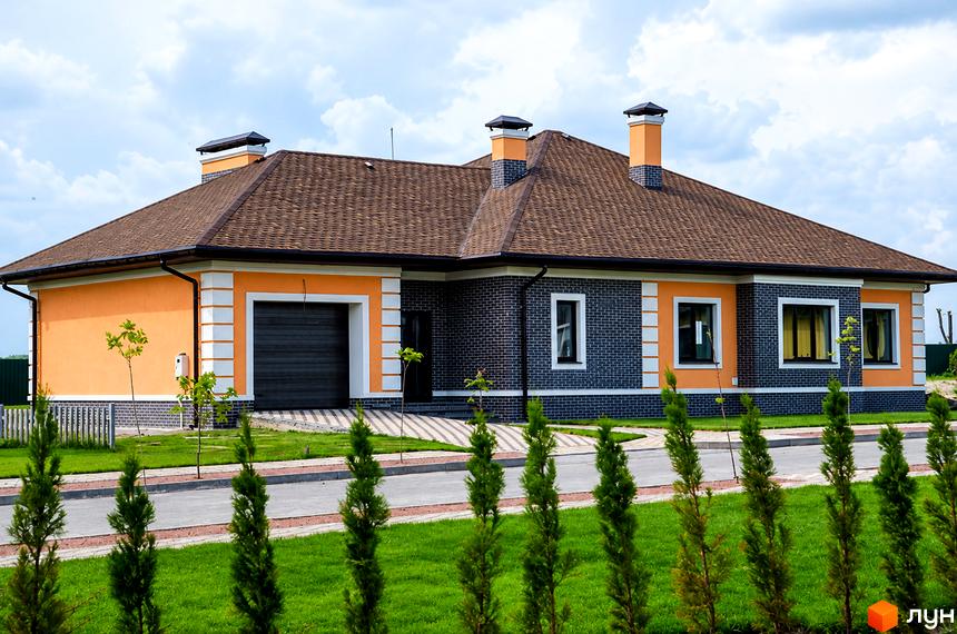 Котеджне містечко Green Town: одноповерховий будинок з гаражем, коричневим дахом і доглянутою прибудинковою територією.
