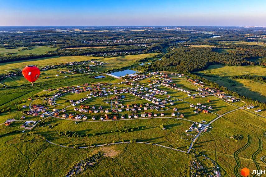 Котеджне містечко Home Resort з будинками та великою прибудинковою зеленою територією.
