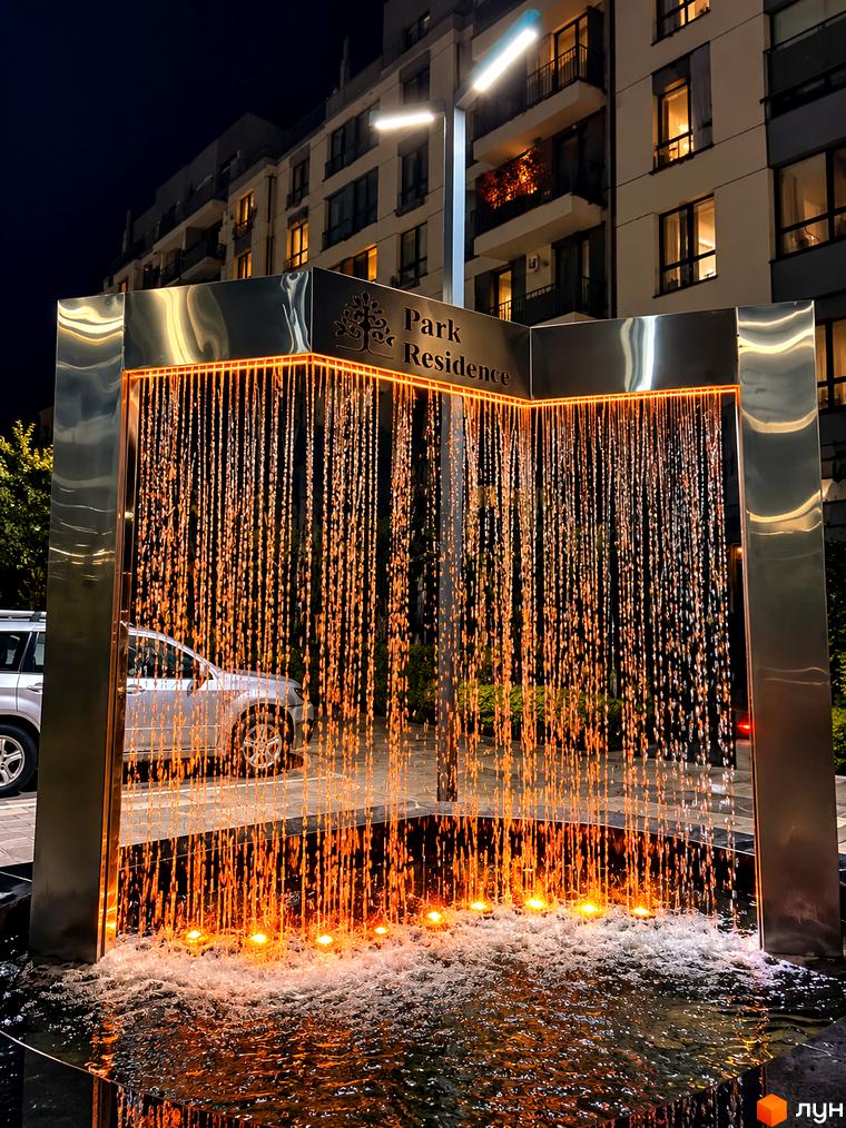 Багатоповерховий будинок у житловому комплексі Park Residence. На подвір'ї встановлено фонтан-водоспад із підсвічуванням.