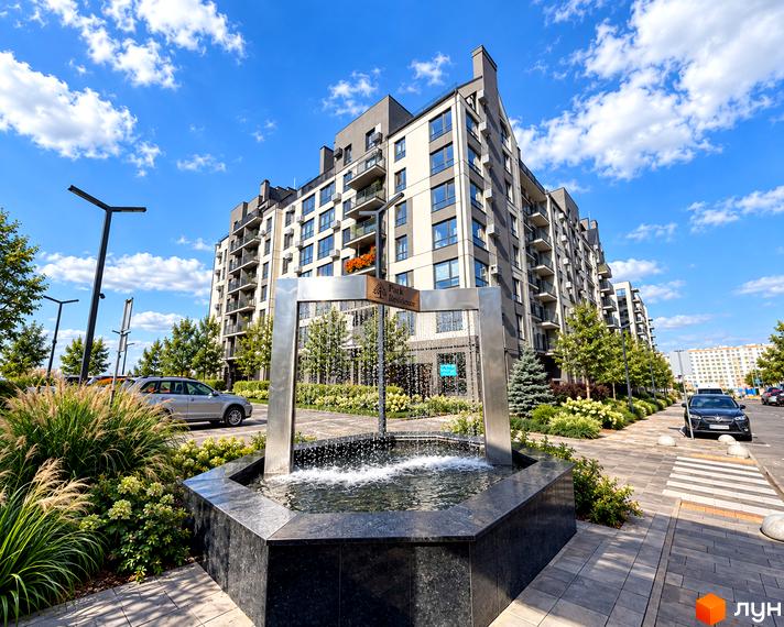 Багатоповерхові будинки ЖК Park Residence та прибудинкова територія з фонтаном.