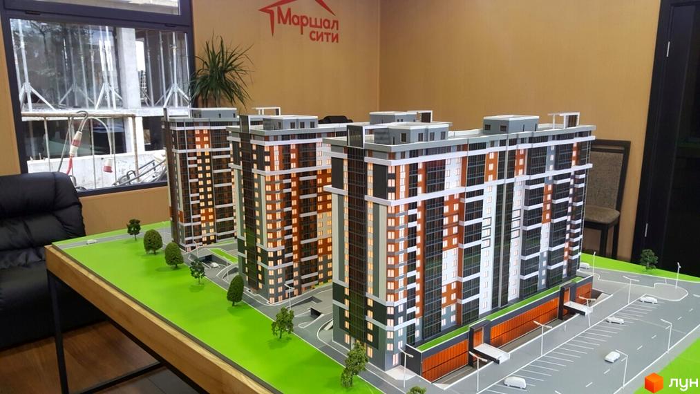 Макет житлового комплексу Маршал-Сіті з багатоповерховими будинками та прибудинковою територією з деревами та парковкою.
