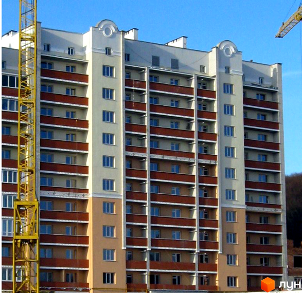 Фасад новобудови на вул. Лісогринівецька, 26/1 з численними балконами та вікнами. Поруч видно будівельний кран.