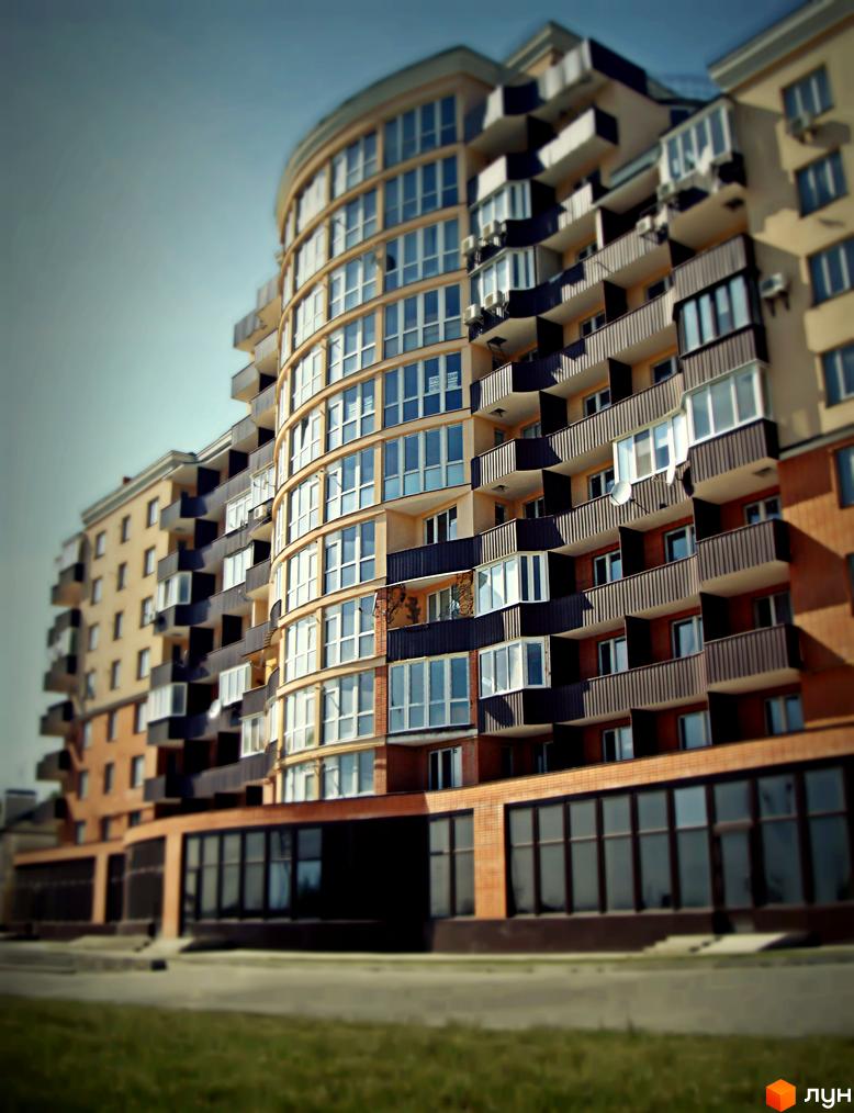 Зовнішній вигляд новобудови на вулиці Івана Мазепи (Пушкінська), 11. Багатоквартирний будинок з балконами та великими вікнами.