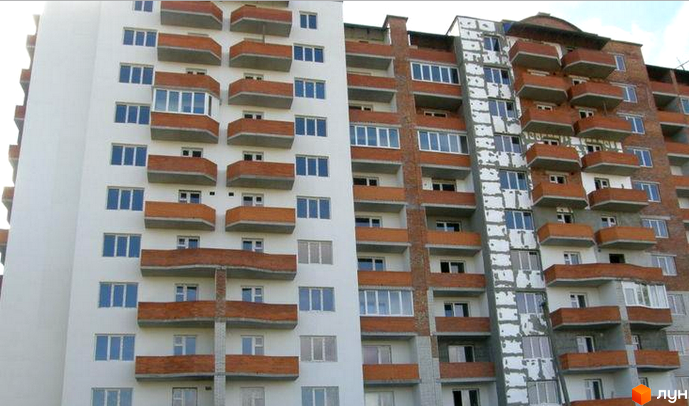 Зовнішній вигляд багатоповерхового житлового комплексу на вул. Озерна, 3. Будинок має білий фасад та балкони з цегляним оздобленням. Поруч розташована цегляна частина будівлі з вікнами та балконами.
