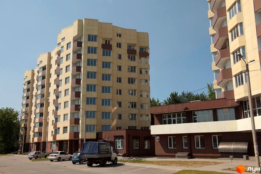 Житловий комплекс Олександрівський посад - сучасна новобудова з балконами та великими вікнами. Прибудинкова територія з паркуванням та зеленими насадженнями.