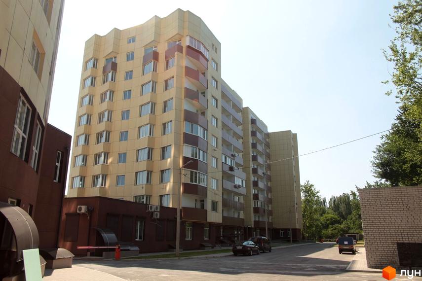 Житловий комплекс Олександрівський посад: висотні будинки з балконами та паркуванням. Зовнішній вигляд новобудови та прибудинкової території.