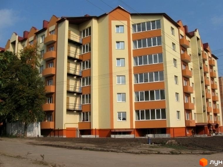Будинок житлового комплексу на вул. Ясна, 7б, з балконами та великими вікнами. Навколо будинку видно зелені насадження та дорогу.