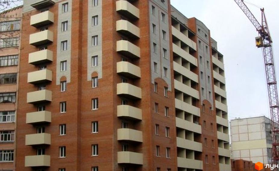 Зовнішній вигляд новобудови на вулиці Кузьми Скрябіна (Курчатова), 3а. Багатоповерховий будинок з цегляним фасадом та балконами.