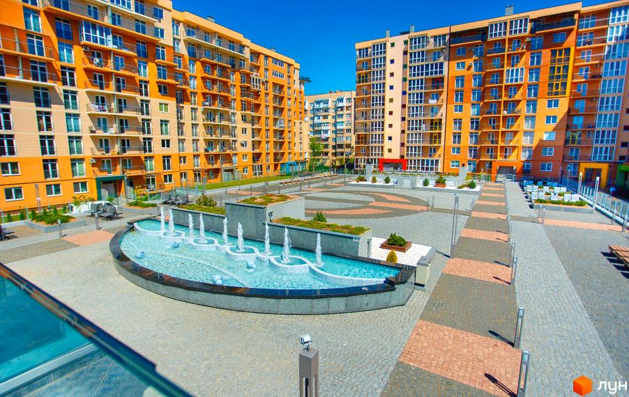 Житловий комплекс Водограй має багатоповерхові будинки персикового кольору з великими вікнами та балконами. Прибудинкова територія включає великий двір з фонтаном, вимощений бруківкою, та зони відпочинку.