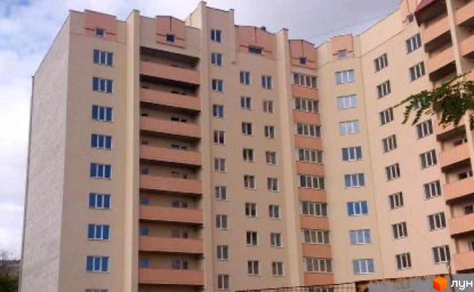 Зовнішній вигляд багатоповерхового будинку на вулиці Зелена, 10. Фасад світло-бежевого кольору з рожевими декоративними елементами та балконами.