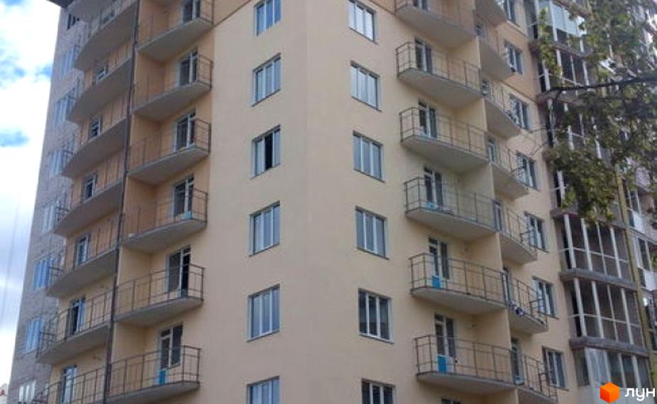 Фасад житлового комплексу на вул. Національної Гвардії, 21. Багатоквартирний будинок з балконами та вікнами.