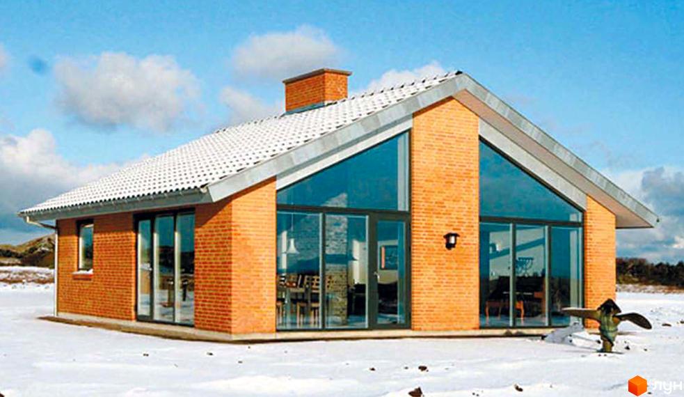 Котеджне містечко Родзинка: цегляний будинок з великими вікнами та білим черепичним дахом. Навколо засніжена територія.