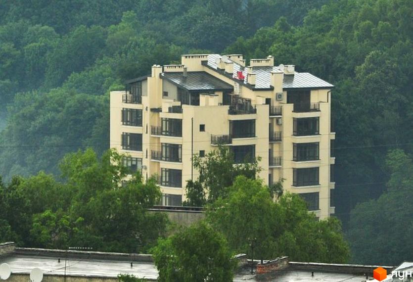 Житловий комплекс на вул. Стуса Василя, 37, з сучасною архітектурою та зеленими насадженнями навколо.