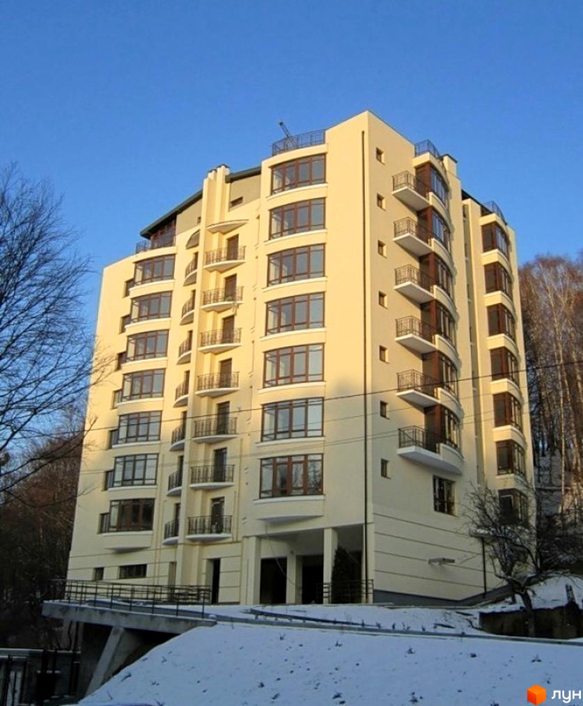 Житловий комплекс на вул. Стуса Василя, 37. Будинок з великими вікнами та прибудинковою територією, оточений деревами.