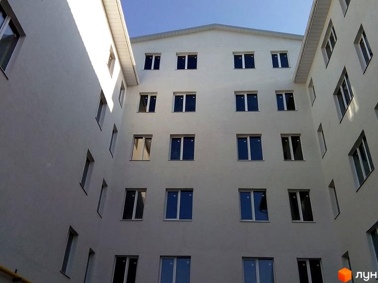 Зовнішній вигляд будинку на вул. Велика кільцева, 4. Багатоповерхова новобудова з великою кількістю вікон.
