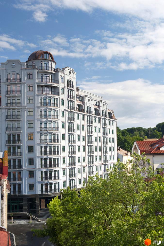 Житловий комплекс Зелена тераса з білою фасадною обробкою та балконами, оточений зеленими насадженнями.