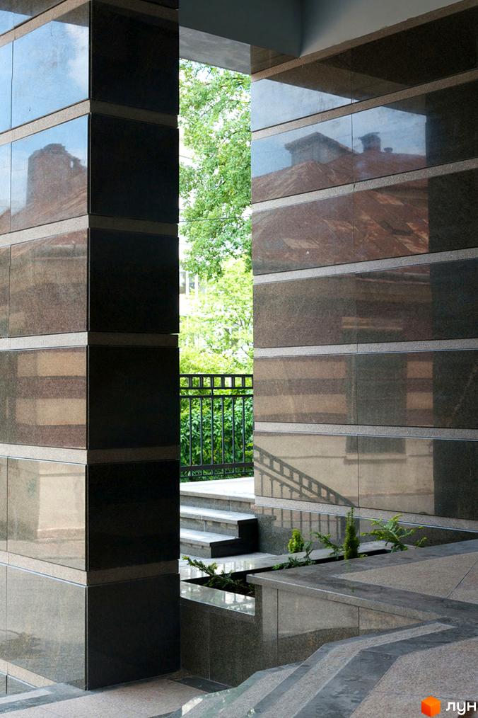 Зовнішній вигляд новобудови ЖК Зелена тераса з мармуровим оздобленням. Прибудинкова територія з сходами та зеленню.