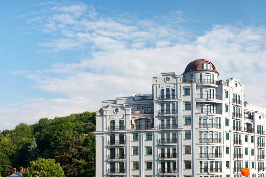 Зовнішній вигляд житлового комплексу Зелена тераса з багатоповерховими будинками та балконами. Навколо зелені дерева під блакитним небом.