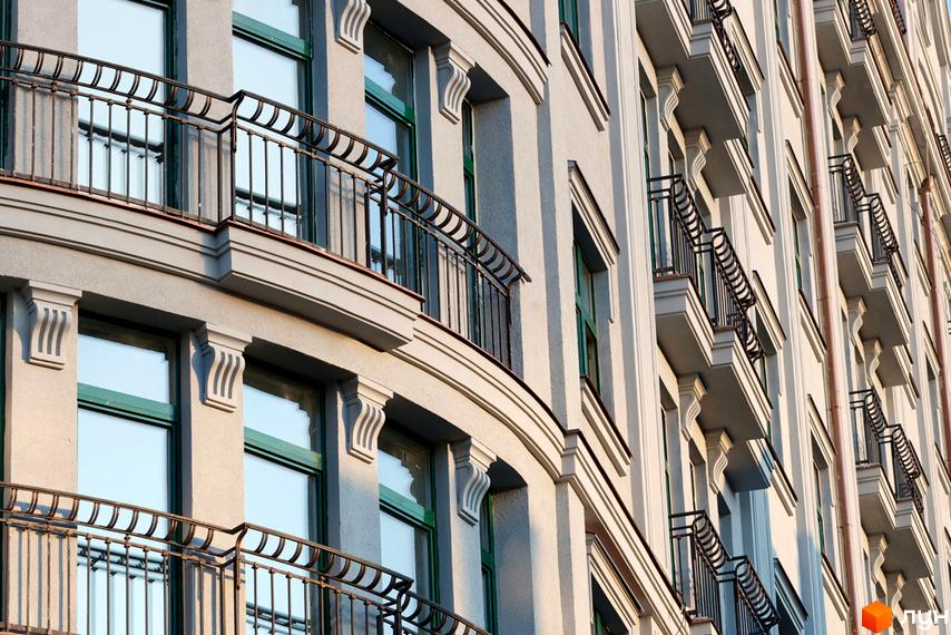 Фасад житлового комплексу Зелена тераса з балконами та вікнами. Зовнішній вигляд будівлі з елементами декору.