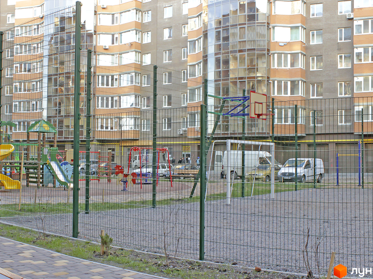 Зовнішній вигляд будинку Житловий комплекс Набережний квартал з прибудинковою територією, де є дитячий та спортивний майданчики.