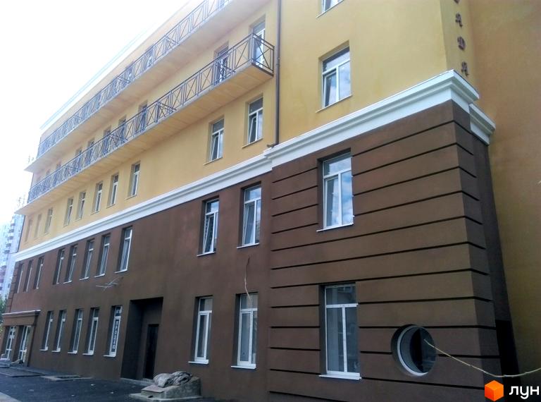 Зовнішній вигляд будівлі житлового комплексу по пров. Мовчанівський, 31. Фасад будинку виконаний у коричневих та жовтих тонах, з білими декоративними елементами.