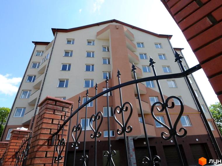 Житловий комплекс на вул. Чорнобаївська, 29, з фасадом світлого кольору та балконами. Прибудинкова територія огороджена кованими воротами.
