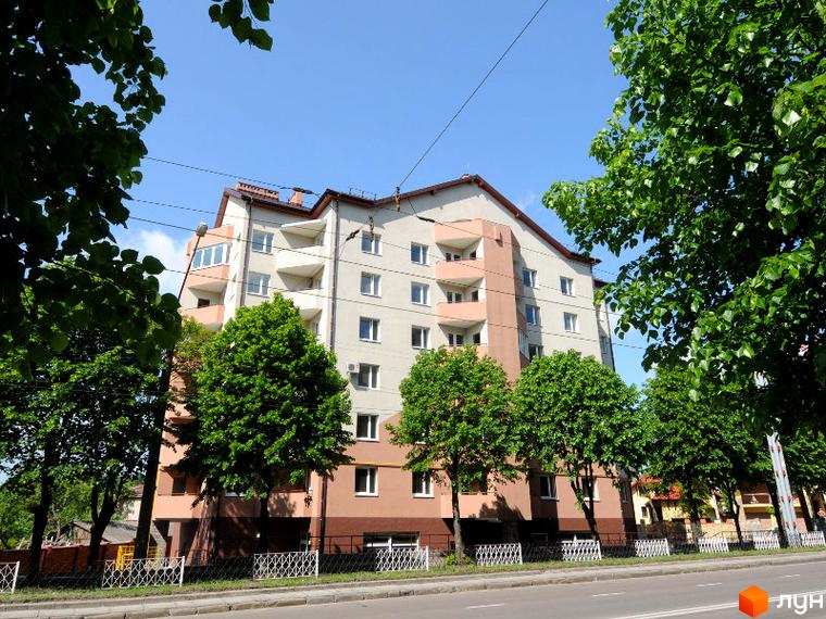 Житловий комплекс вул. Чорнобаївська, 29. Будинок з балконами, оточений зеленими деревами та прибудинковою територією.