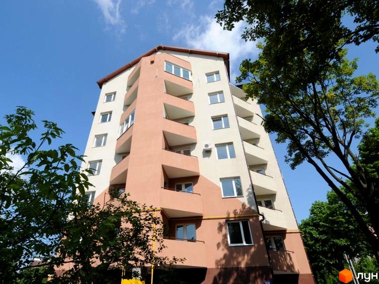 Житловий комплекс на вул. Чорнобаївська, 29, з балконами та зеленою прибудинковою територією.