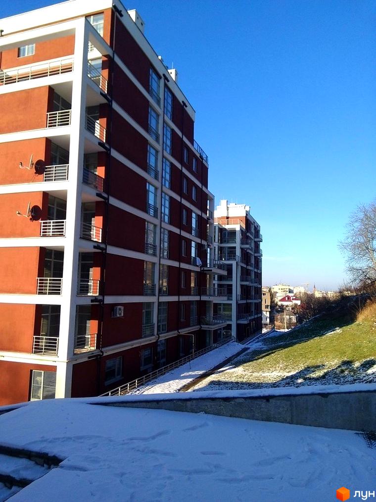 Зображення будинку Житлового комплексу Золотий горіх. Вигляд багатоповерхового будинку з балконами та прилеглою територією.