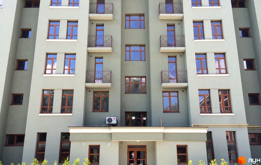 Клубний будинок „Парковий“: фасад будівлі з численними вікнами та балконами. Зовнішній вигляд новобудови.