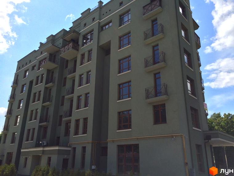 Клубний будинок „Парковий“ – це багатоповерхова новобудова з балконами та великими вікнами. Зовнішній вигляд будівлі виконаний у сірих тонах.