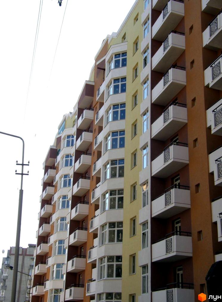 Зображення фасаду житлового будинку на вулиці Варшавській, 193. Багатоповерхова будівля з балконами та великими вікнами.