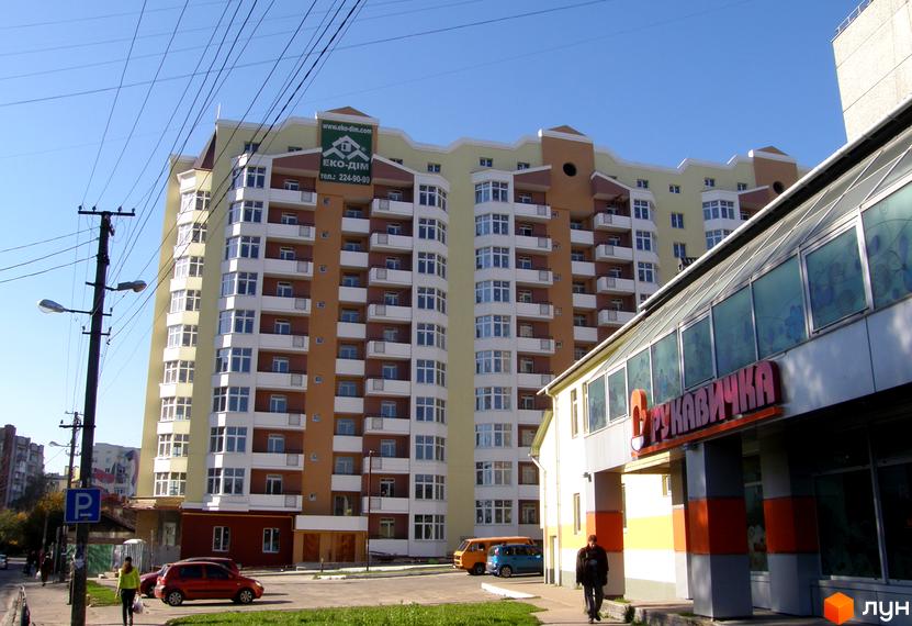 Зображення багатоповерхового будинку на вулиці Варшавська, 193. На передньому плані видно частину вулиці та прибудинкову територію.