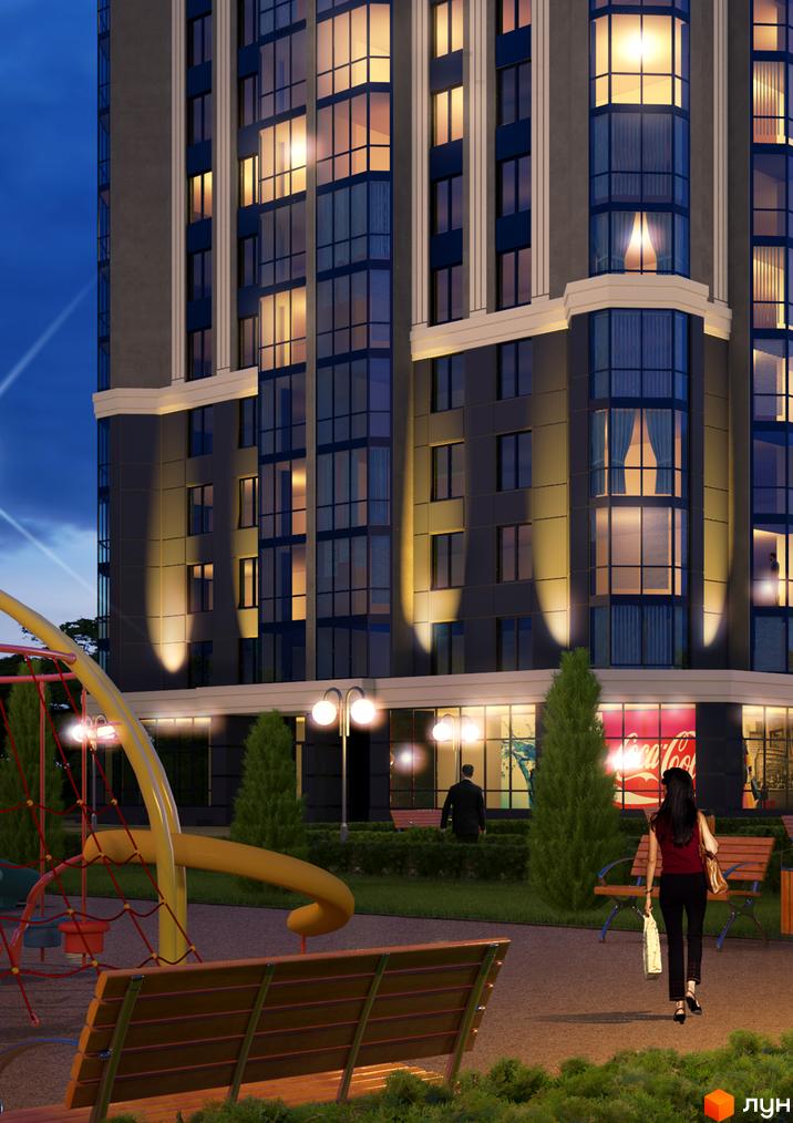 Житловий комплекс Sky вночі з освітленими вікнами та комерційними приміщеннями на першому поверсі. Поруч розташований дитячий майданчик, лавки та зелена зона.