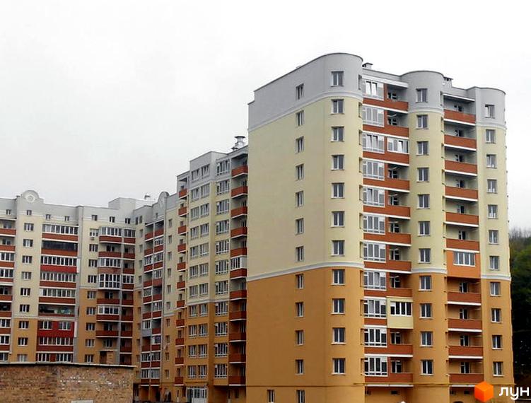 Фото фасаду багатоповерхового будинку на вулиці Лісогринівецька, 26/3, 28, 30/3, 30/4. Навколо будинку є зелені насадження.