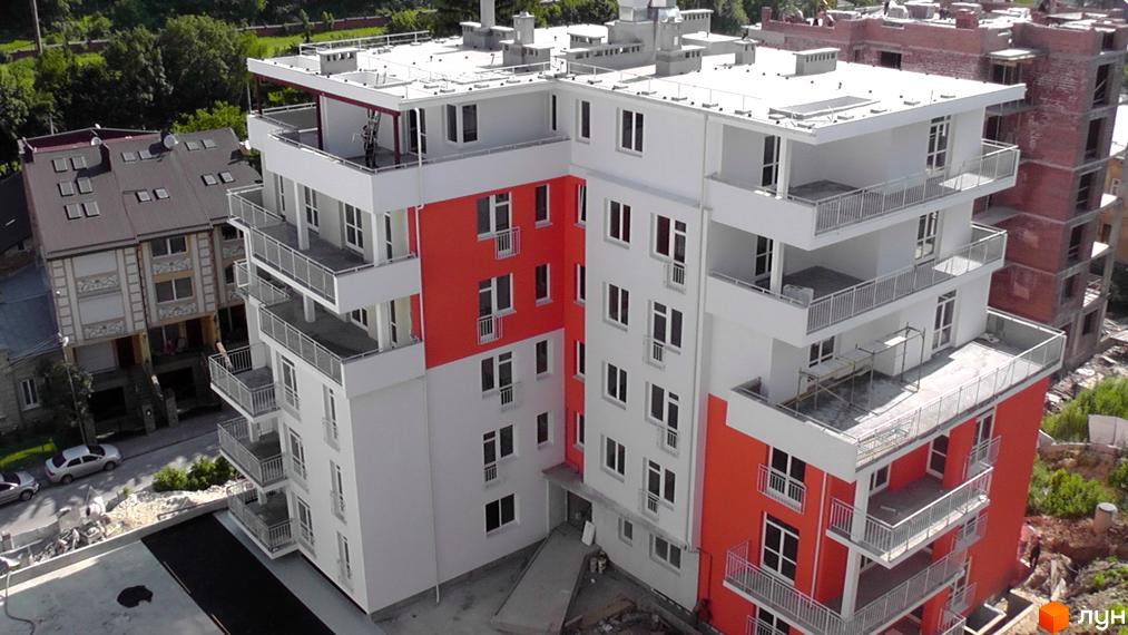 Зображення фасаду та балконів Житлового комплексу Оберіг. Вигляд новобудови ззовні та прибудинкової території.