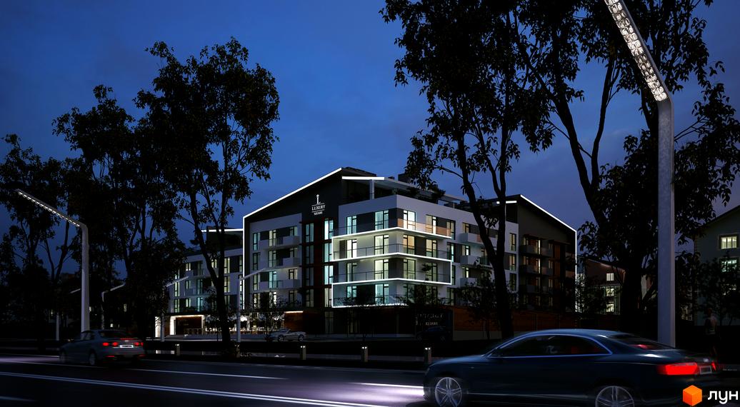 Житловий комплекс Luxury Square вночі. Сучасна архітектура будинку з підсвіченими вікнами та балконами. Навколо будинку ростуть дерева, а біля дороги стоять ліхтарі.