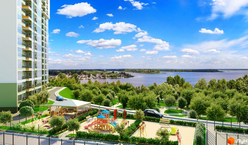 Житловий комплекс River House з високою будівлею та балконами, що виходять на річку. На території є дитячий майданчик, зелені насадження та зона відпочинку.