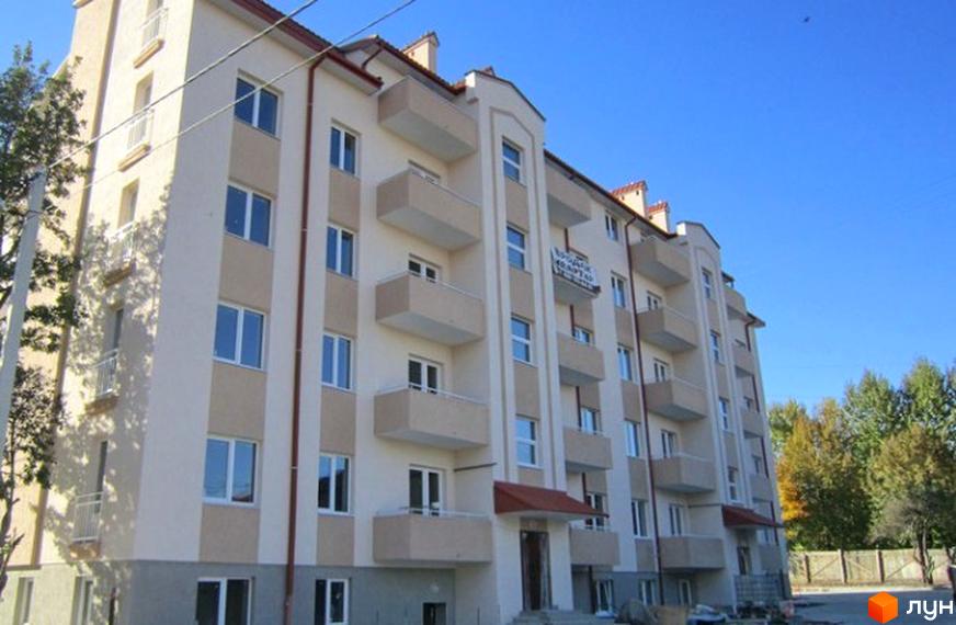 Зображення фасаду будинку на вулиці Купальська, 4. Багатоповерхова будівля з балконами та вікнами, поруч дерева та зелені насадження.